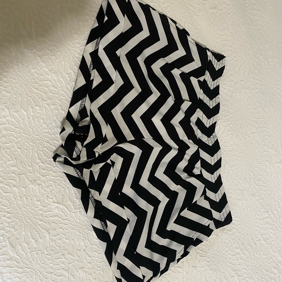 Black and White Chevron Women Shorts - Picture 1 of 3